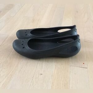 🎉SALE🎉$11 or 3 for $20🎉Crocs Women's Black Sling Back Cut Out Flats Size 8